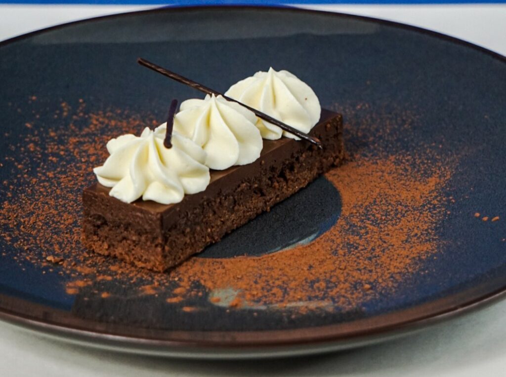 dessert rectangle cœur coulant au chocolat servi dans une assiette bleue